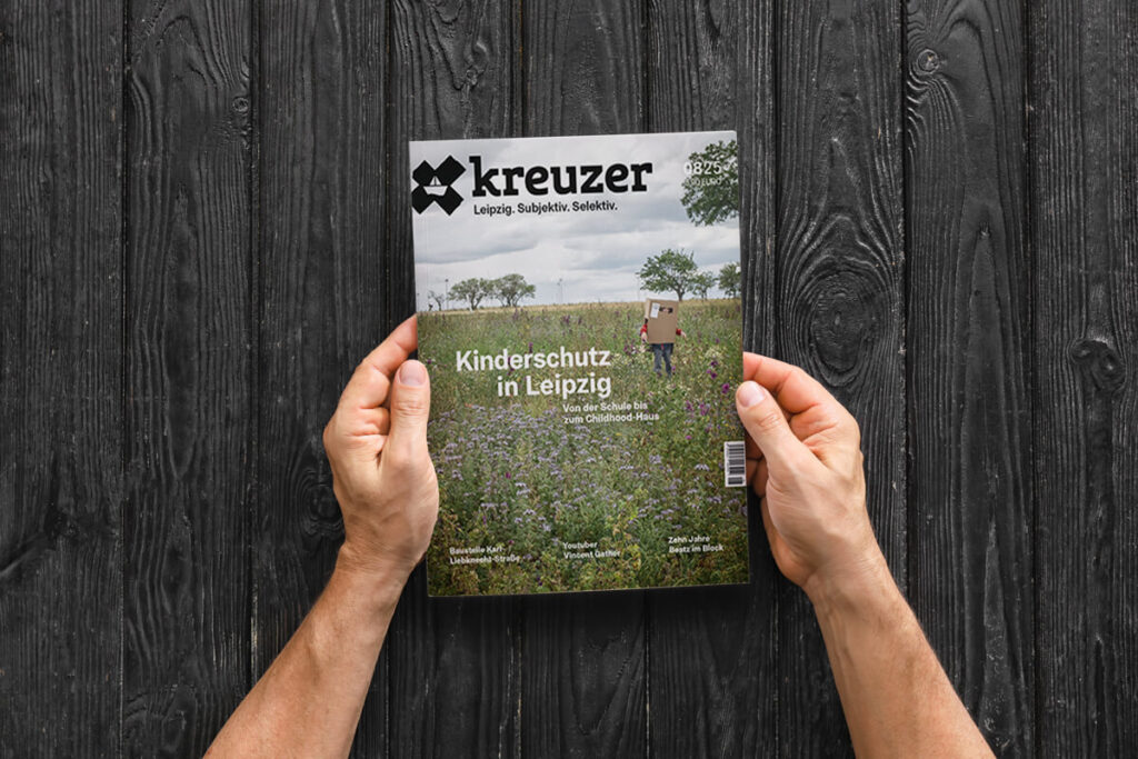 Hände halten Zeitung